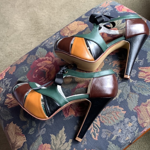 🎀👠Multi Colour Pin Up Pumps with Bow Detail 🎀👠 - Picture 5 of 11